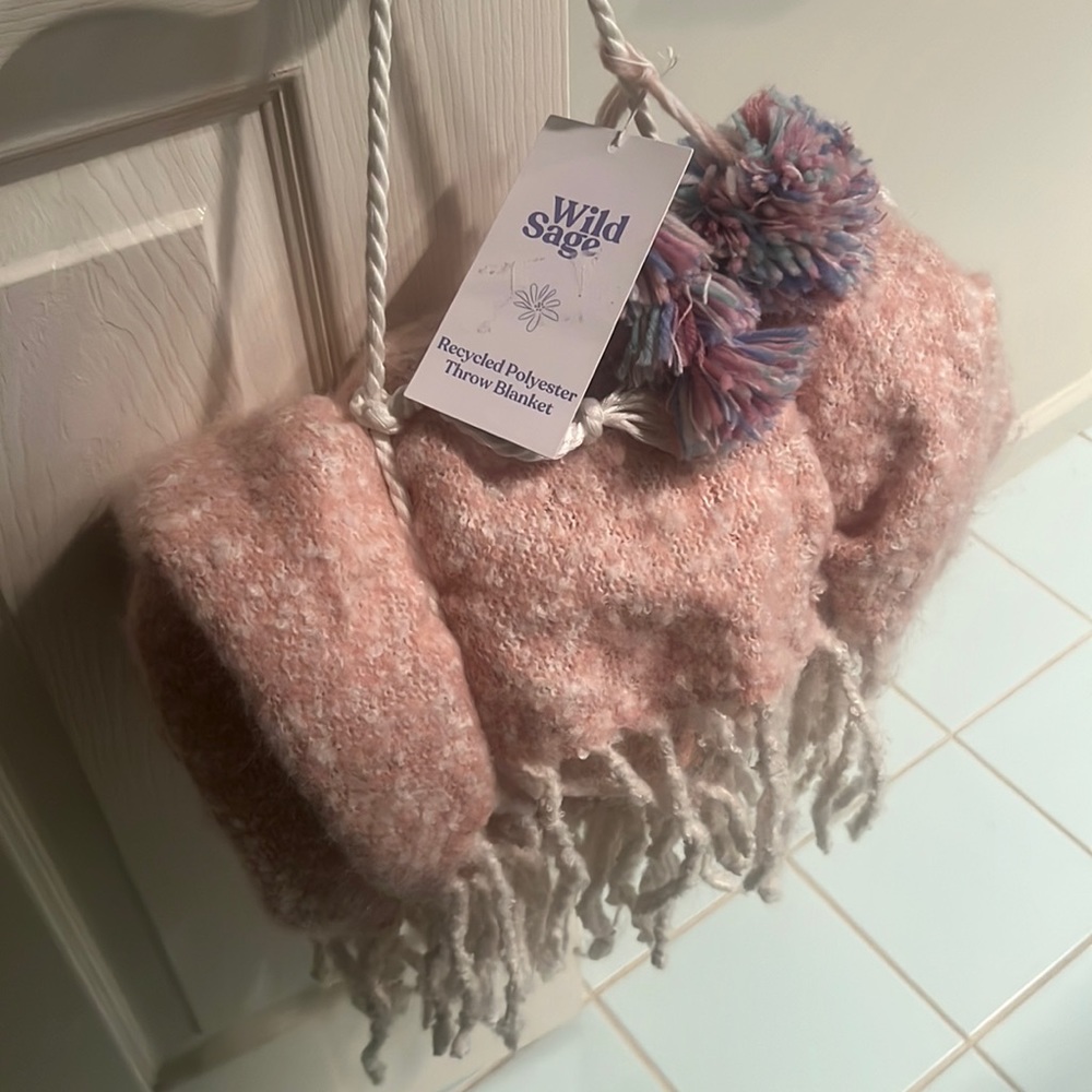 Recycled Polyester Throw Blanket from Bed Bath & Beyond never unraveled/used